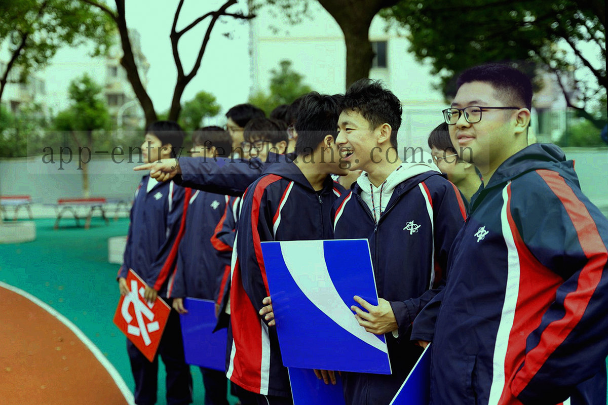 深墨蓝底色上的橙红球场线条与抽象运动轨迹